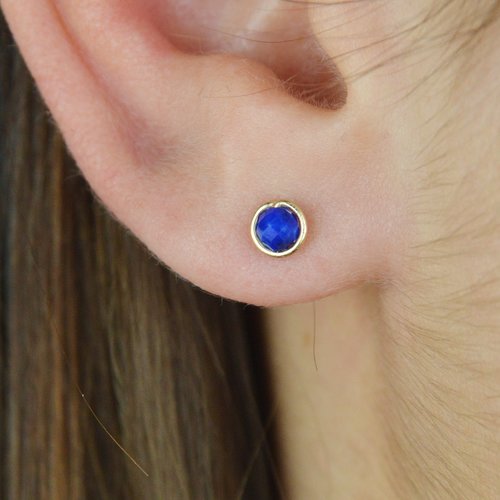 Petites puces en or laminé et lapis lazuli - clous d'oreilles en argent ou en or - puces discrètes oreilles