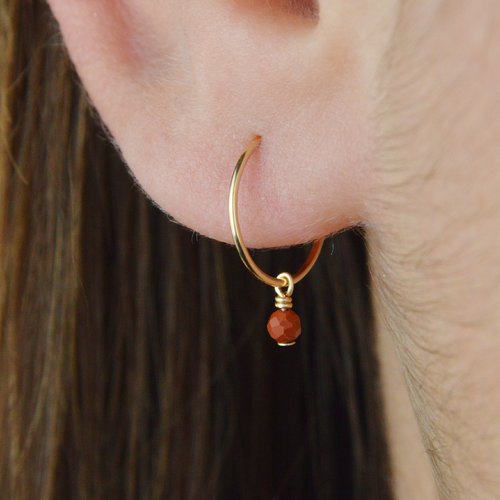 Créoles très fines et minimalistes en or laminé 14k et jaspe rouge - boucles d'oreilles discrètes en or ou en argent - bijoux fins