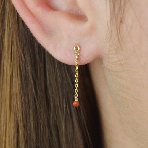 Boucles d'oreilles très fines en chaîne d'or laminé 14k et jaspe rouge - bijoux minimalistes en argent 925 ou en or