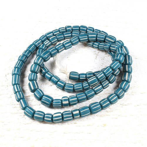 10 perles artisanales de java en verre recyclé bleu strié  +/- 4 à 6mm