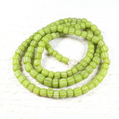 10 perles artisanales de java en verre recyclé vert strié  +/- 4 à 6mm