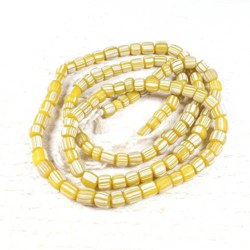 10 perles artisanales de java en verre recyclé jaune strié  +/- 4 à 6mm
