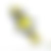 1 pendentif fille poupée articulée, émail jaune et noir 24x58mm (bre512) 