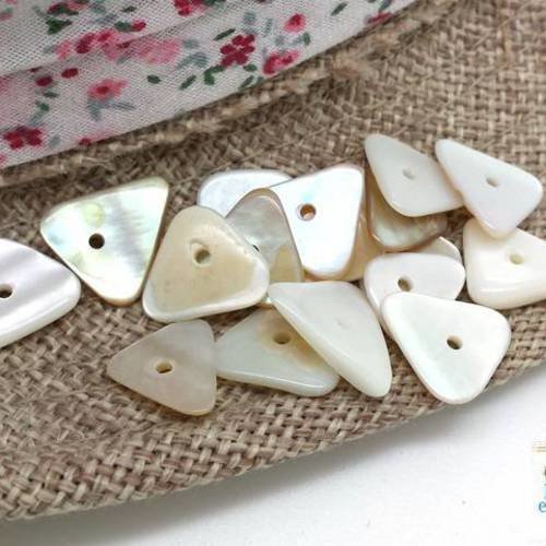 30 perles triangulaires coquillage nacré ivoire beige chips plates de 9 à 14mm (pn71) 