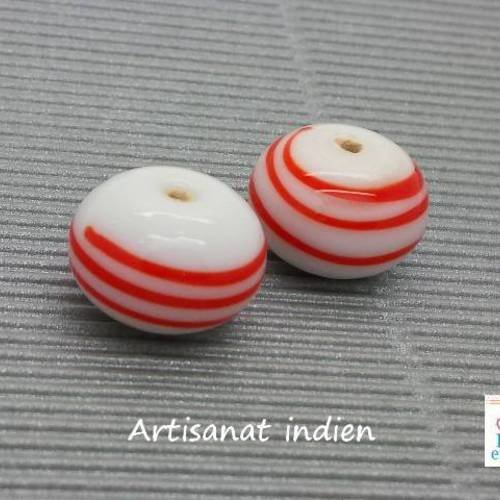 2 perles en verre lampwork fond blanc spirale rouge, artisanat indien (pv631) 