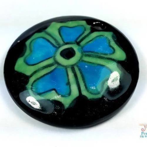 1 pendentif médaillon en céramique peinte, fleur bleu/vert/noir, diamètre 45mm (pc134) 