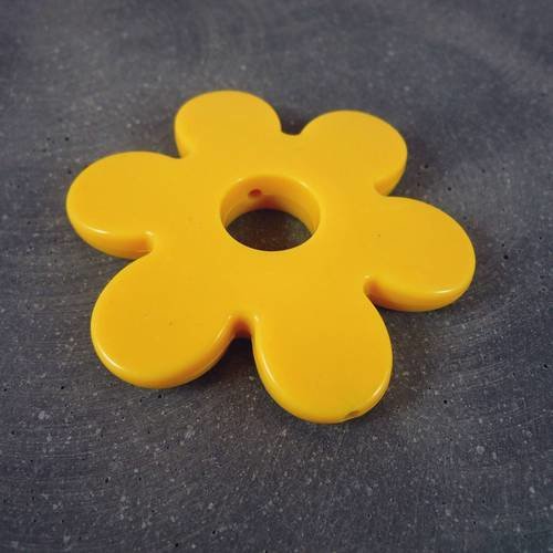 2 très grandes perles fleur acrylique jaune diamètre 60mm, (ps67) 