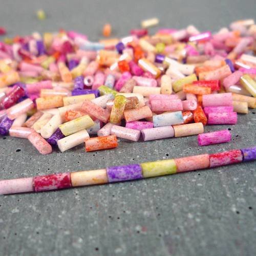 20 grammes fines perles de rocaille multicolores tubes , 2x4mm = environ 800 perles (roc10) 