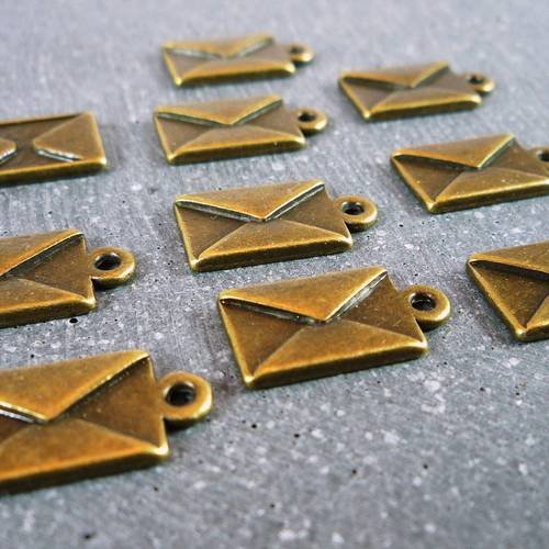 10 breloques enveloppes bronze, 13x16mm, (bre179) 