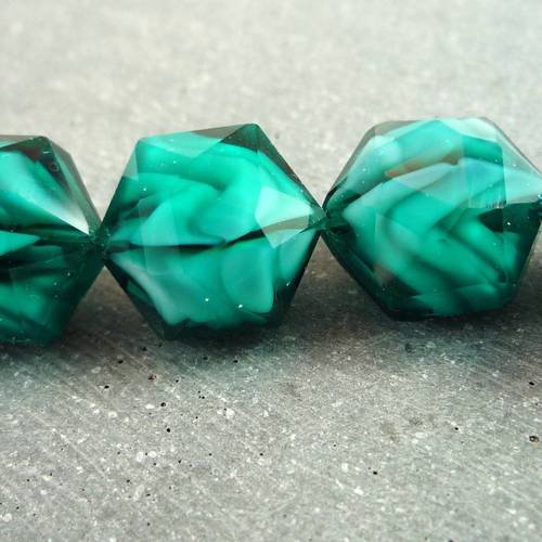 5 perles hexagonales à facettes verre émeraude marbré 10x16mm (pv150) 