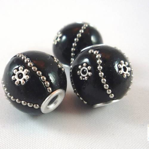 2 perles noires indonésiennes, résine avec incrustations  métal (pi3) 
