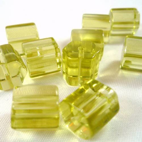 10 perles en verre , olivine clair, tube hexagonal 9mm, (pv23)