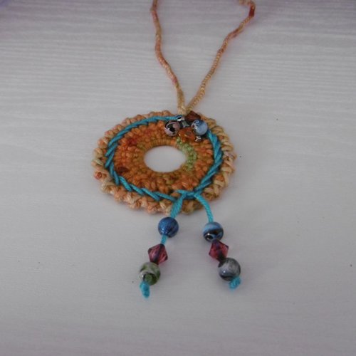 Collier pendentif crocheté, brodé de perles et sa boîte cadeau faite main
