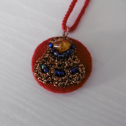 Collier pendentif crochet sur feutrine, brodé de perles assorties