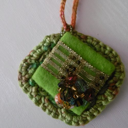 Collier pendentif crochet sur feutrine, brodé de perles assorties