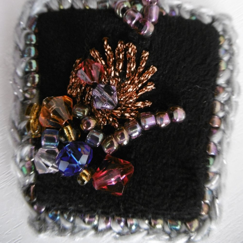 Collier pendentif broderie perles sur suédine noire, crochet