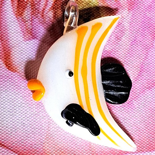 Pendentif en verre forme poisson