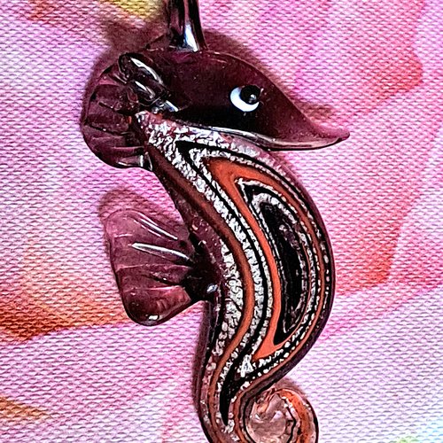 Pendentif en verre forme hippocampe violet
