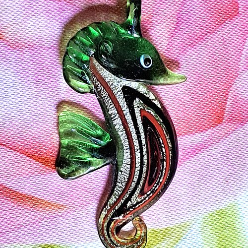 Pendentif en verre forme hippocampe vert