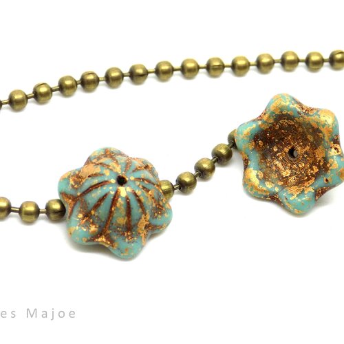 Perles tchèques clochettes, verre pressé, style antique, vertes, patine cuivre et or antique, 14 x 6 mm, lot de 2