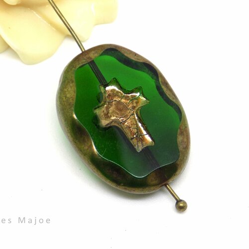 Perle tchèque croix, ovale, verre transparent, émeraude, contour et patine bronze, 25 x 19 mm, vendue à l'unité