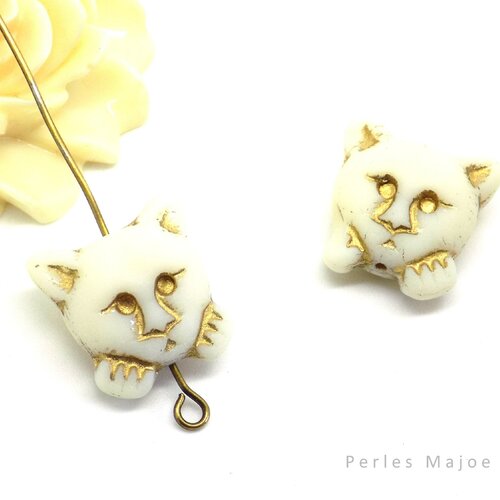 Perles tchèques tête de chat verre pressé ivoire patine doré 17 mm lot de 2