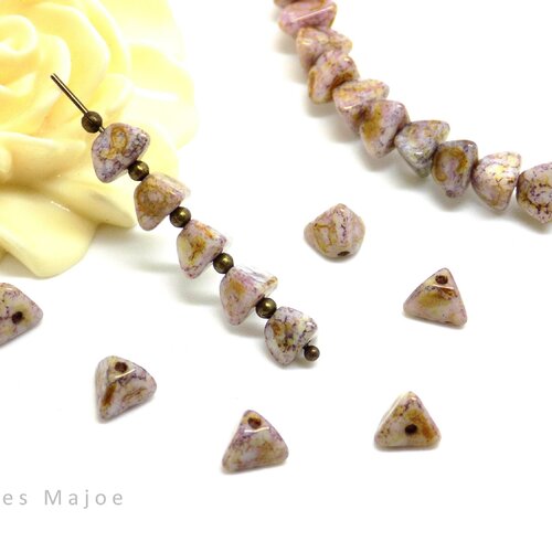 Perles tchèques triangle, verre pressé,  tons pourpre, marron, blanc, 4 x 7 mm,  lot de 20 perles