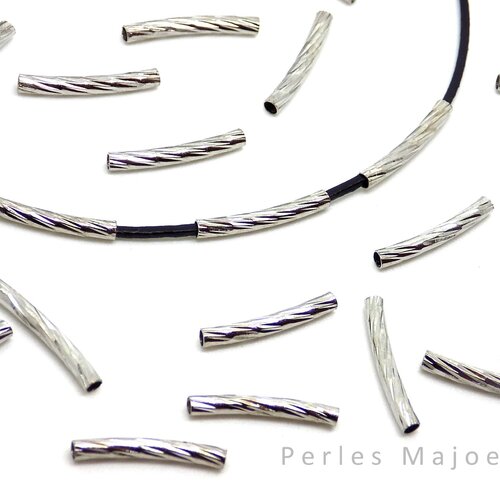 20 perles tubes courbés décorés en métal couleur platine longueur 15 mm