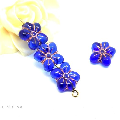 Perles tchèques fleur bleu foncé en verre pressé patine cuivre dimensions 14 x 12 mm lot de 4