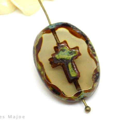 Perle tchèque croix, ovale, verre transparent, marron clair, croix et  contour divers tons vert, jaune, 25 x 19 mm, vendue à l'unité
