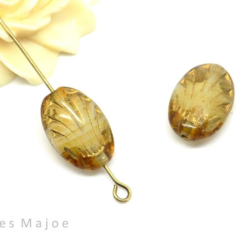 Perles tchèques fleurs de lys ovales en verre pressé transparent miel patine dorée reflet crème 17 x 12 mm  lot de 2