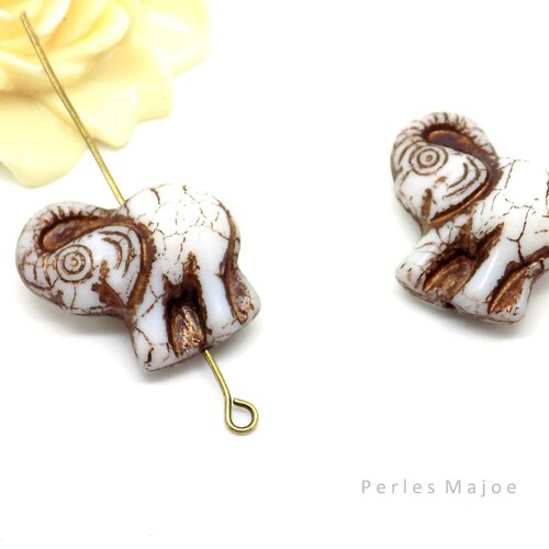 Perles tchèques éléphants en verre pressé opaque artisanales blanche patine bronze lot de 2