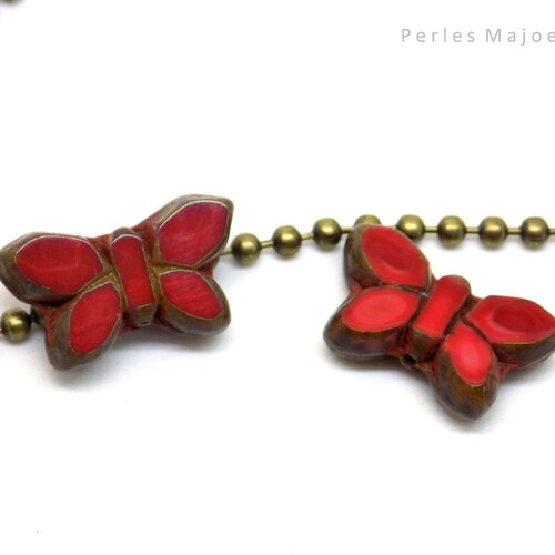 Perle tchèque papillon, verre pressé, rouge, patine bronze, 20 x 12 mm, lot de 2