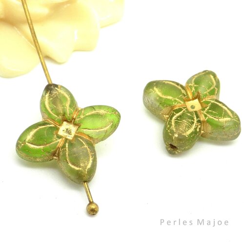 Perles tchèques fleur lys, verre pressé, semi translucide, vert clair, patine bronze antique, 17 mm, lot de 2