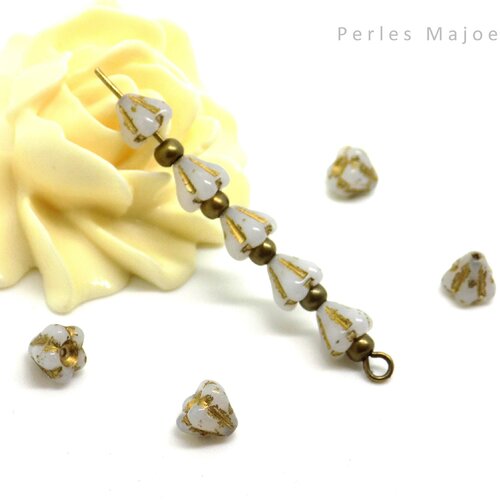 Perles tchèques petites clochettes, fleur, verre pressé, blanche, patine bronze, 6 x 4 mm, lot de 10