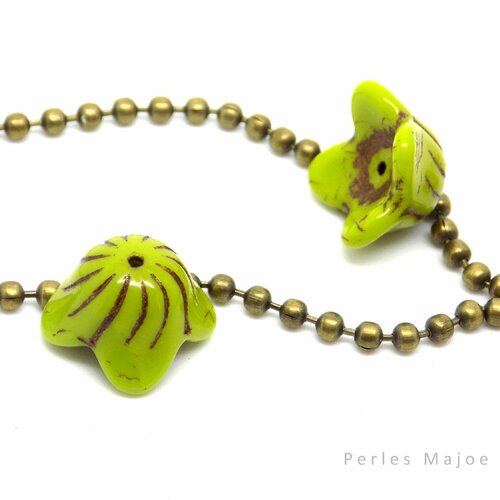 2 perles clochettes en verre tchèque, opaque, vert pistache, patine bronze antique, 15 x 9 mm