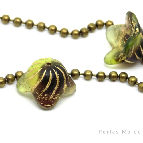Perles tchèques clochettes, verre semi transparent, tons vert clair et foncé, patine bronze antique, 15 x 9 mm, lot de 2