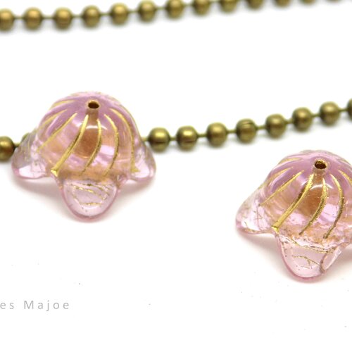 Perles tchèques clochettes, verre transparent, rose clair, patine bronze antique, 15 x 9 mm, lot de 2