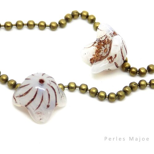 Perles tchèques clochettes, verre pressé, opaque, blanc, patine cuivrée, 15 x 9 mm, lot de 2