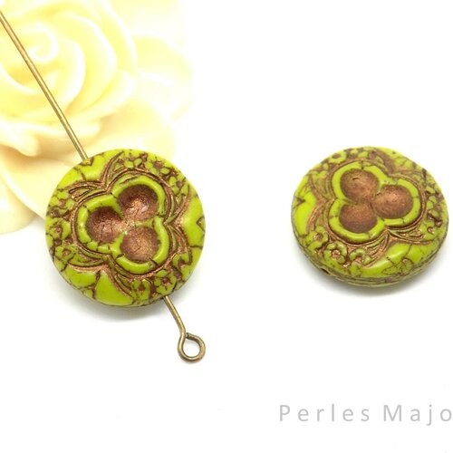Perles tchèques fleur en verre style vintage ronde et plate verte et patine bronze mat artisanale diamètre 18 mm  lot de 2 pièces