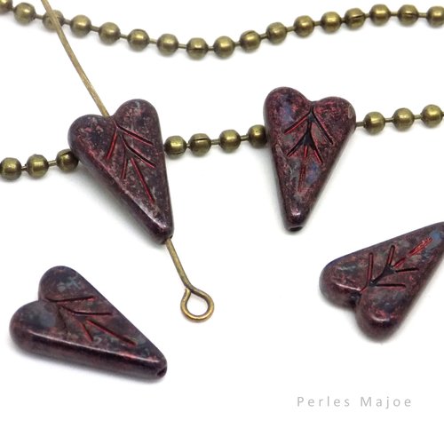 Perle tchèque feuille, coeur, triangle, verre pressé, divers tons noir, bordeaux, rouge, gris, patine, 16 x 11 mm, lot de 4
