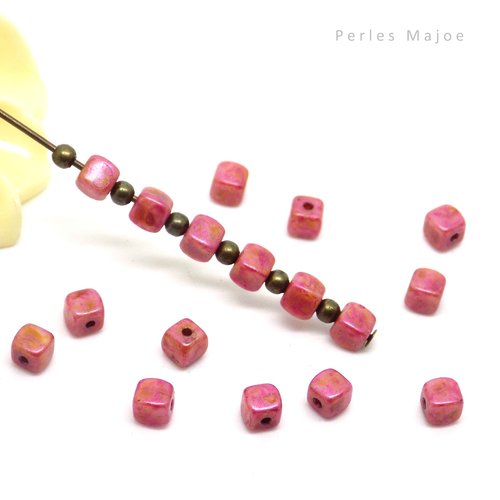 Perle tchèque cube, verre pressé, tons rose, fuchsias, marron, 4 x 4 mm, lot de 20