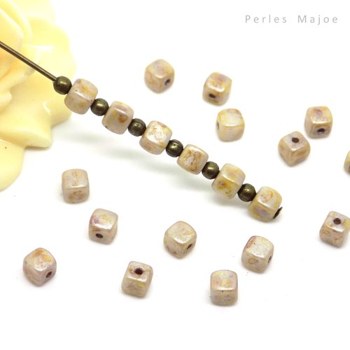 Perle tchèque cube, verre pressé, tons ivoire, mordoré patine bronze, 4 x 4 mm, lot de 20