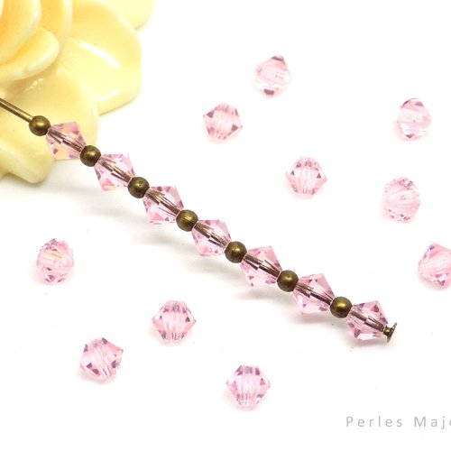 Perles tchèques toupies, bicone, en verre, translucide, rose pale, 4 mm, lot de 30