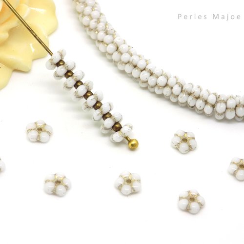 Perles tchèques fleur, daisy, verre pressé, opaque, blanche, patine bronze antique, diamètre 5 x 5 mm, lot de 20