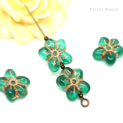 Perles tchèques fleur, verre pressé, translucide vert émeraude, incrustation cuivrée, patine, dimensions 14 x 13 mm lot de 4