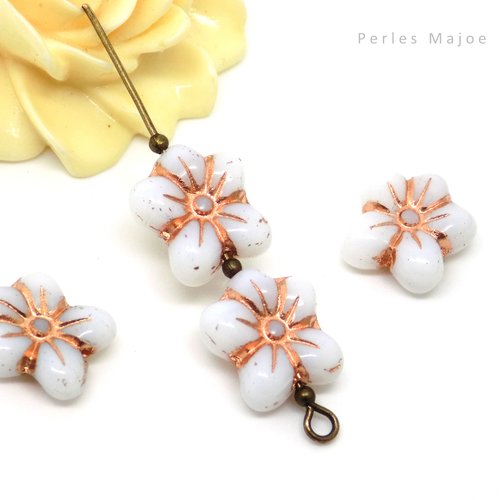 Perles tchèques fleur, verre pressé, blanches, incrustation cuivrée, patine, dimensions 14 x 13 mm lot de 4