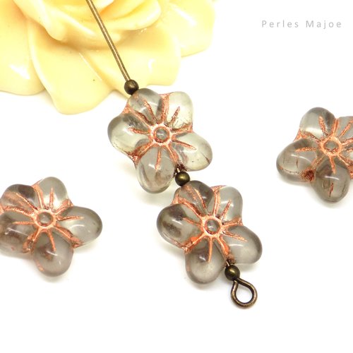 Perles tchèques fleur, verre pressé, translucide effet grisé, incrustation cuivrée, patine, dimensions 14 x 13 mm lot de 4