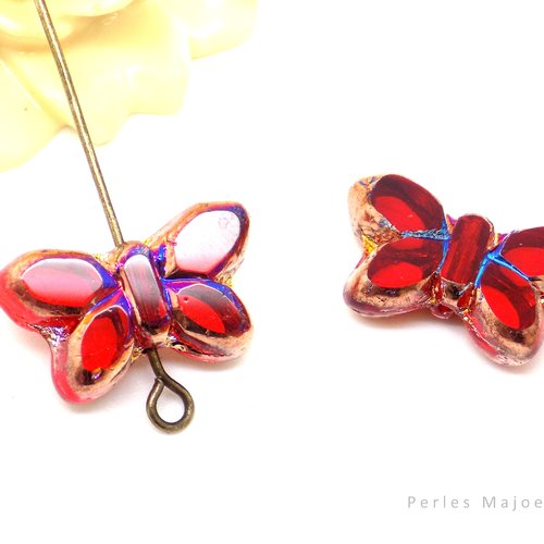 Perle tchèque papillon, verre pressé, translucide, rouge, incrustation divers tons, contour cuivrée, 20 x 12 mm, lot de 2