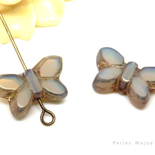 Perle tchèque papillon, verre pressé, translucide, divers tons gris clair, jaune, ambre, patin, 20 x 12 mm, lot de 2